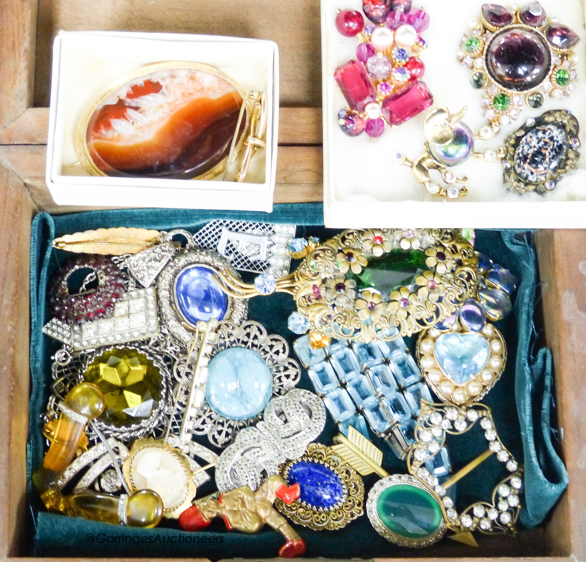 A yellow metal mounted agate oval brooch, 67mm, a 9ct and gem set brooch, 39mm, gross 3.1 grams and a quantity of assorted costume jewellery.